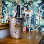 Glen Wynne - Free Off-site Health Club Access With Pool, Sauna, Steam & Gym Short 5 Minute Drive Away