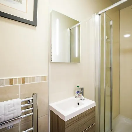 Glen Wynne - Free Off-site Health Club Access With Pool, Sauna, Steam & Gym