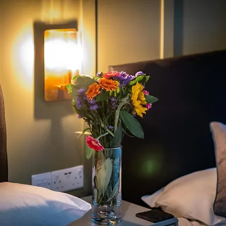 Glen Wynne - Free Off-site Health Club Access With Pool, Sauna, Steam & Gym Short 5 Minute Drive Away 4*